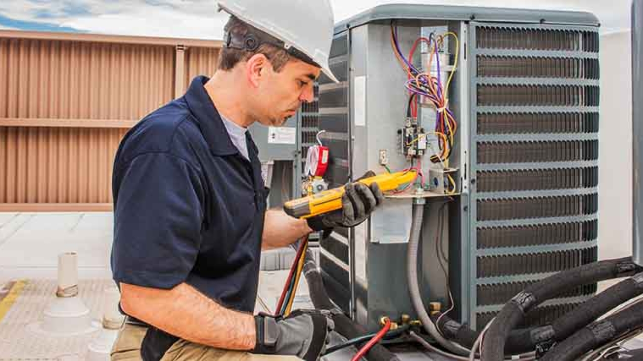 hvacr-technician-reparing