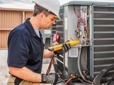 hvacr-technician-reparing